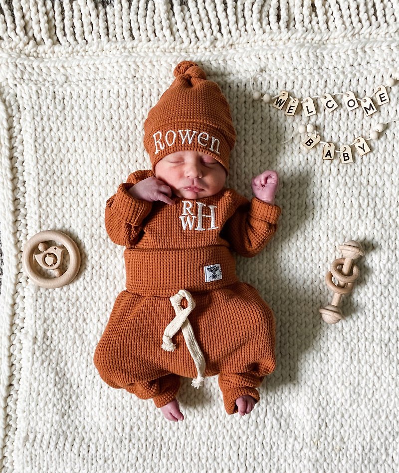 Custom embroidery Newborn baby coming home outfit baby name gift set Rust Orange - 彌月禮盒 - 棉．麻 橘色