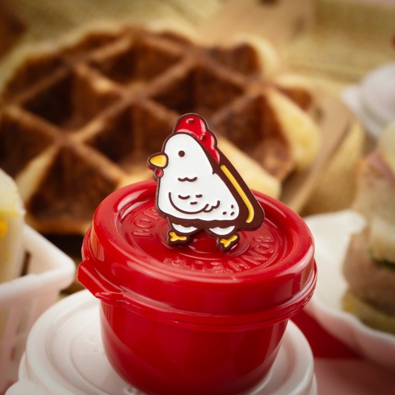Chicken Katsu Sando Dyed Enamel Pin — Cute Food Illustrations | Chicken Sandwich - 徽章/別針 - 其他金屬 咖啡色
