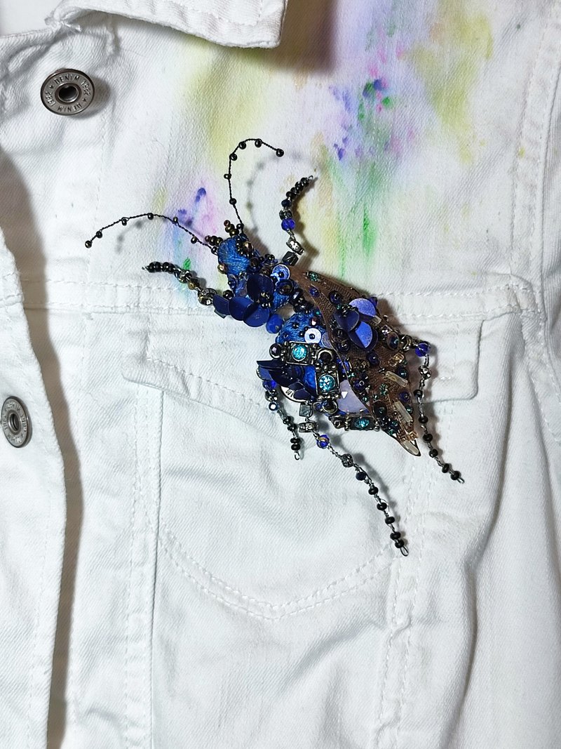 藍色刺繡甲蟲胸針飾有復古金屬細節水鑽和天然珠子。 - 胸針 - 其他材質 藍色