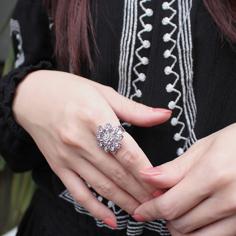 Blooming flowers / hollow flower diamond crystal ring Swarovski crystal elements - General Rings - Other Metals Silver