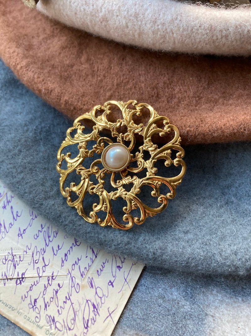 Vintage gold tone flower faux pearl lace circle brooch pin - เข็มกลัด - โลหะ สีทอง