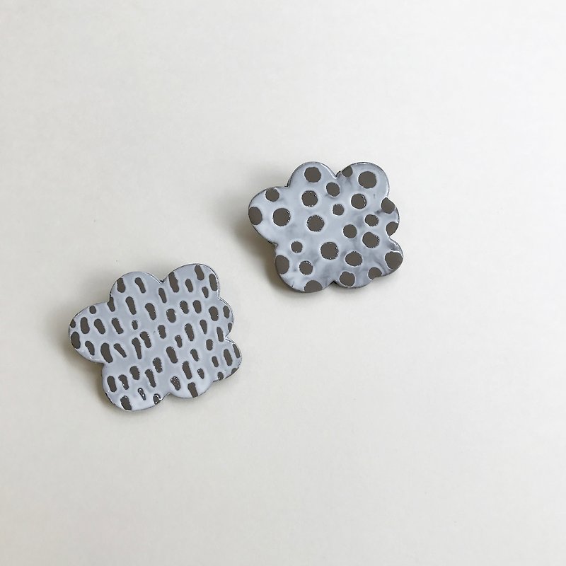 Black and white 丨 heart pin 丨 pin pin 丨 brooch 丨 pin 丨 D-shaped - เข็มกลัด - ดินเผา สีนำ้ตาล