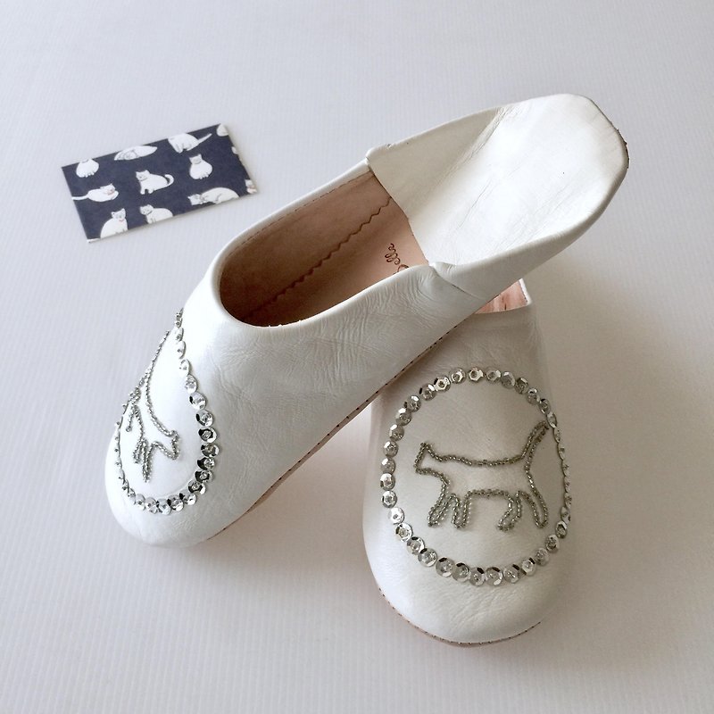 Beautiful embroidery babush gut cat white - Other - Genuine Leather White