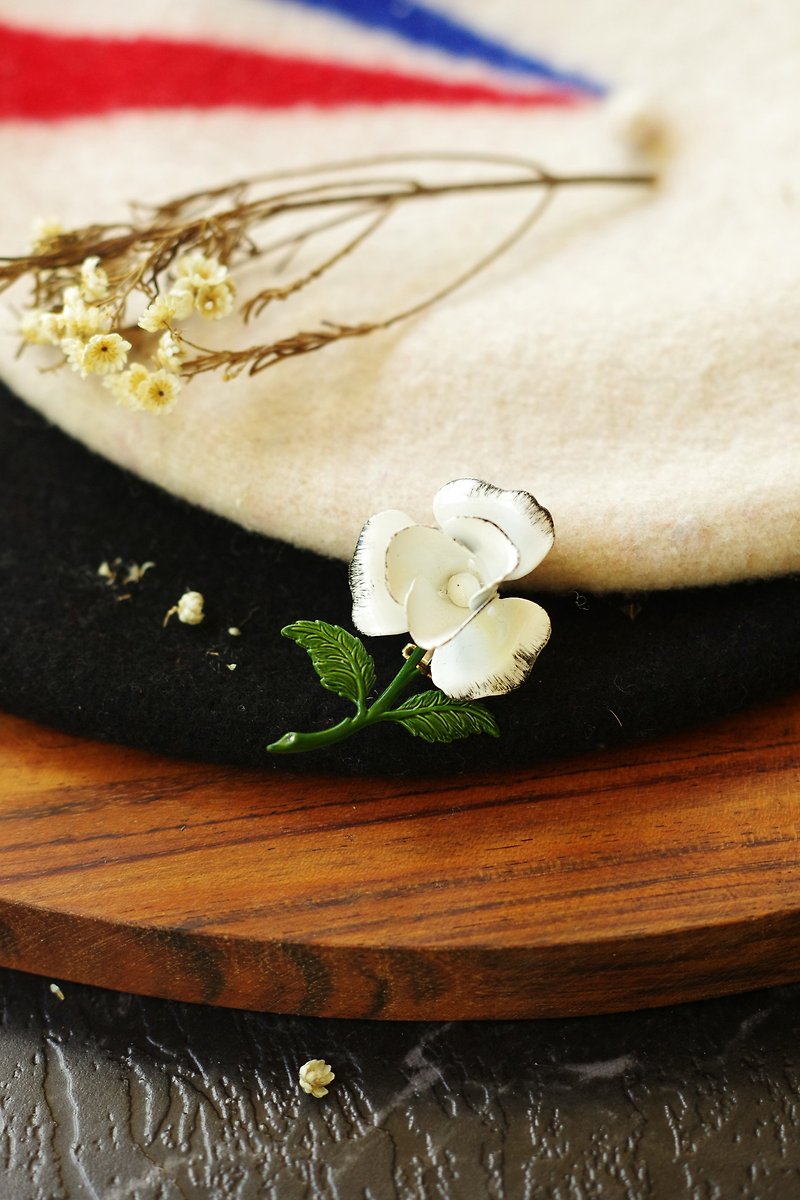 Vintage  flower enamel white green leaf brooch pin - เข็มกลัด - โลหะ สีทอง