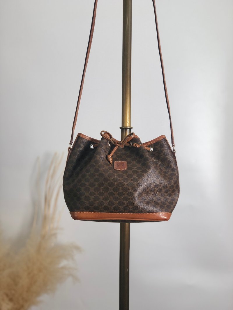 【 日本直送　名牌中古包 】CELINE セリーヌ マカダム ショルダーバッグ ブラウン ブラゾン型押し レザー 巾着 ミニバッグ vintage 6z2wx2 - 側背包/斜背包 - 防水材質 咖啡色