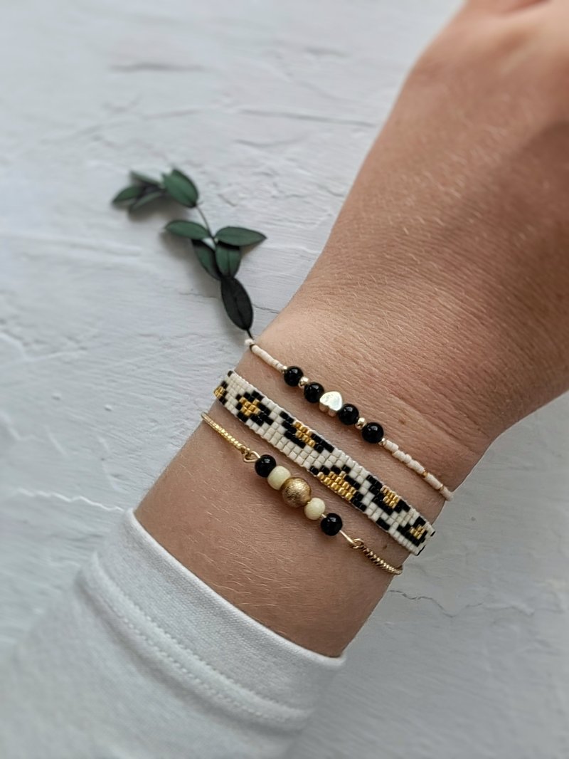 Beaded leopard bracelet. Leopard print bracelet. loom beaded jewelry. - 手鍊/手環 - 玻璃 金色