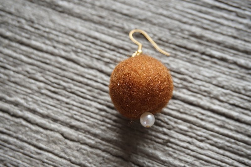 手工羊毛氈耳環 | 奇怪的果子(單支) - 耳環/耳夾 - 羊毛 咖啡色