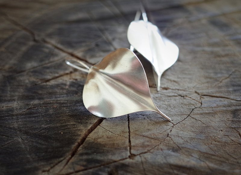 Natural hand knocked Bodhi leaves - Earrings & Clip-ons - Other Metals White