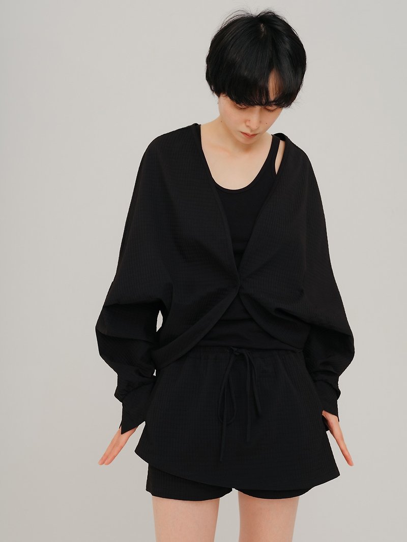 黑色蝙蝠袖 修飾體型 立體紋路布料 防曬外套 層次穿搭 - 恤衫 - 其他人造纖維 黑色
