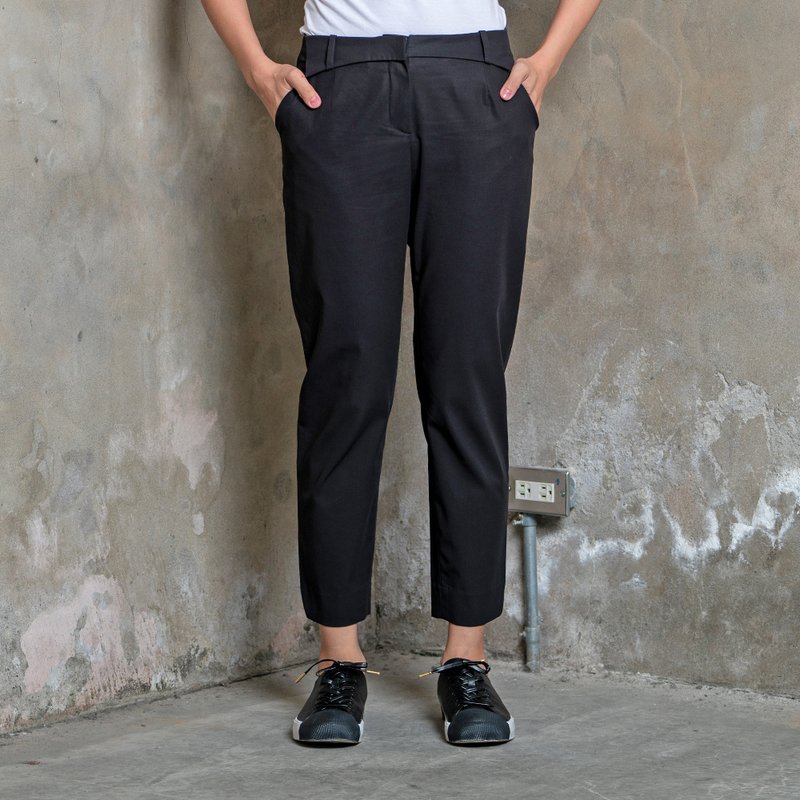 黒のスリムフィットクロップドパンツ - パンツ レディース - コットン・麻 ブラック