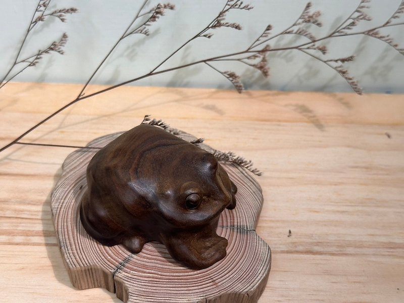 スワンプシリーズ カエルの木の彫刻 - 人形・フィギュア - 木製 ブラウン