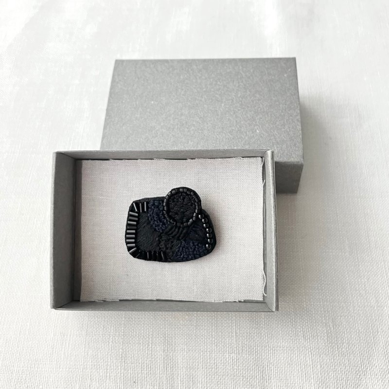 Brooch/Hand embroidery/2024 black 001/ Boxed 1 item/ - Brooches - Cotton & Hemp Black