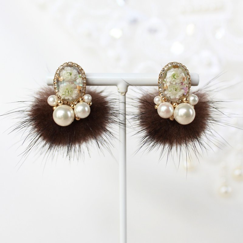 Brown mink fur flower Clip-On . Hypoallergenic. Gift wrapping available. Real baby's breath. - ต่างหู - พืช/ดอกไม้ สีนำ้ตาล