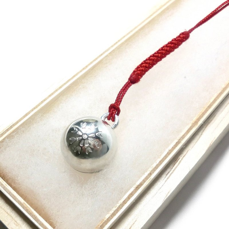 銀の鈴 花の刻印模様 ストラップ 根付け - 手機掛繩/背帶 - 銀 銀色