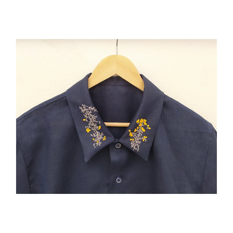 Dark blue off-shoulder shirt with embroidered plants - 女襯衫 - 棉．麻 藍色