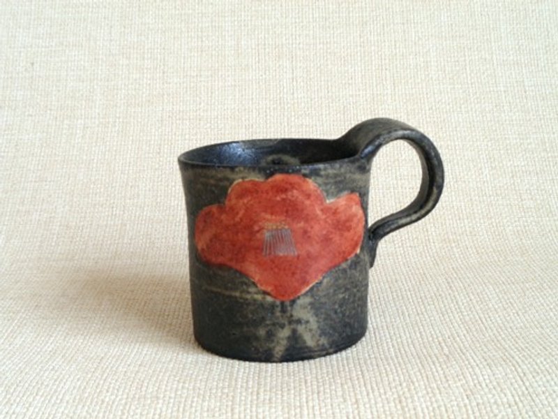 Mug with gold and silver red camellia motif - แก้วมัค/แก้วกาแฟ - ดินเผา สีดำ