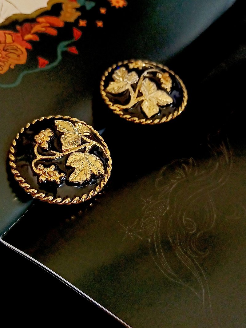 vintage jewelry gorgeous black enamel three-dimensional clip-on earrings - ต่างหู - โลหะ 