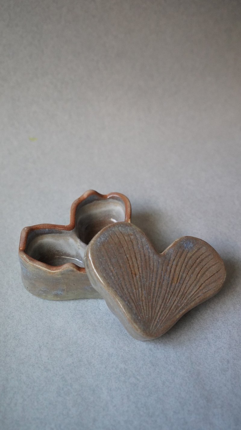 • 米粒出陶中 • 092 月光下的銀杏 - 土銀杏盒 - 收納箱/收納用品 - 陶 多色