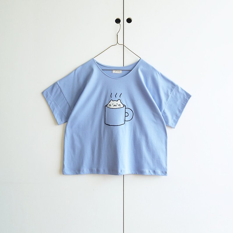猫のスープカップTシャツ：ラベンダーブルー - Tシャツ - コットン・麻 パープル