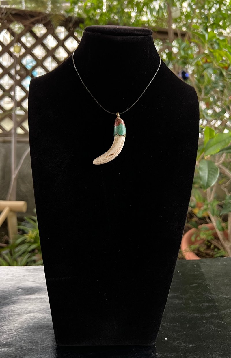 Natural tooth-shaped old clam inlaid with turquoise tooth-shaped carved old object pendant Tibetan art #山奇art - Chokers - Shell Multicolor