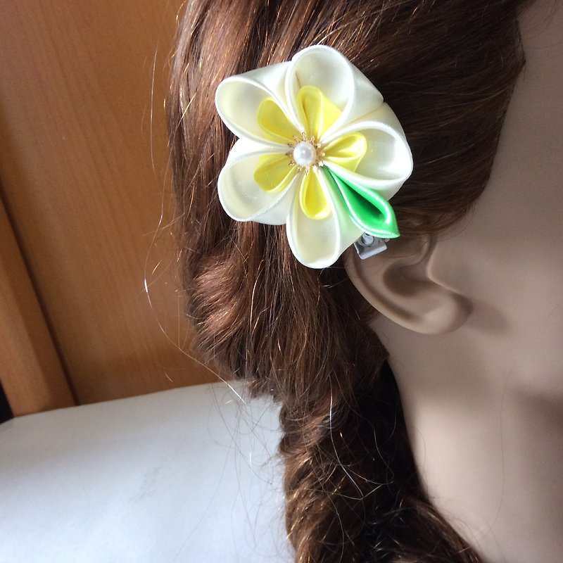Kanzashi yellow ribbon flower hair clip hair pin hair accessories（つまみ細工） - Hair Accessories - Silk Yellow