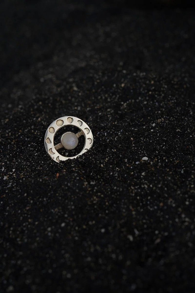 Sacred moon cycle ring with a moonstone. A circle ring with moon phases. - 戒指 - 銀 