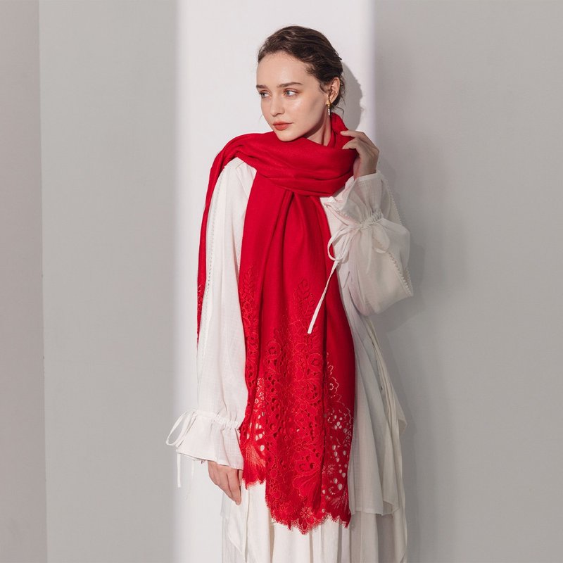 【禮盒禮物】Hestia鏤空羊毛蕾絲披肩圍巾-草莓紅 - 圍巾/披肩 - 羊毛 紅色