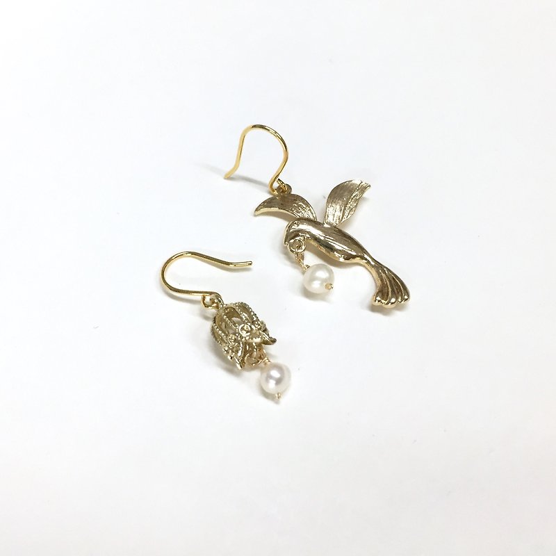 [Ruosang] [Little Bird] Freedom. Natural pearl earrings/bird/birdcage shape. Plated Bronze earrings. Japanese/French/Simple style. Asymmetric earrings/ear hooks/ Clip-On - ต่างหู - โลหะ สีทอง