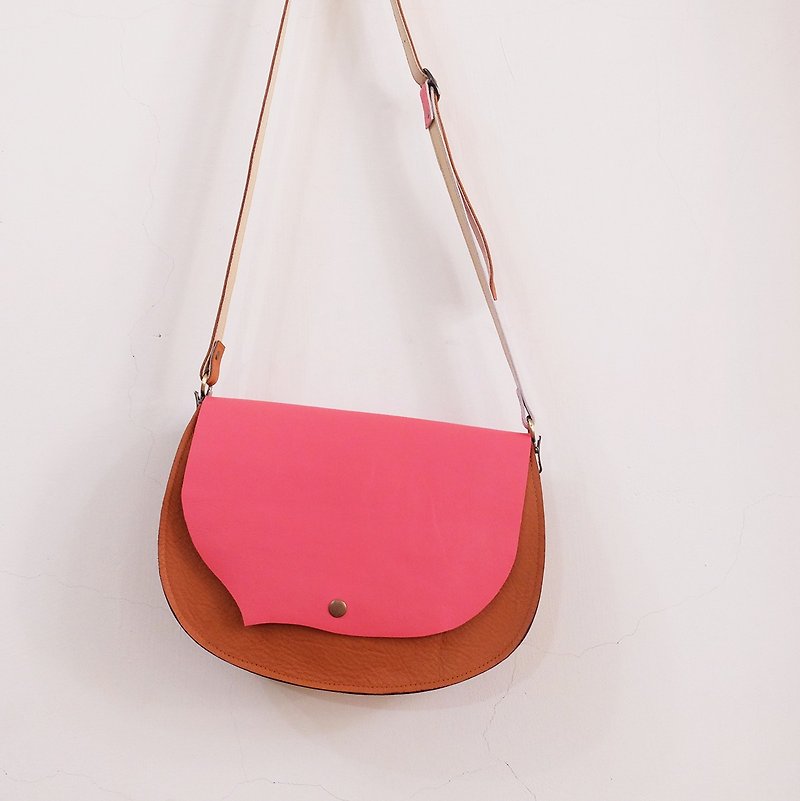 Small Liuhai dial left leather saddle bag can be backed peach + camel brown - กระเป๋าแมสเซนเจอร์ - หนังแท้ สีนำ้ตาล