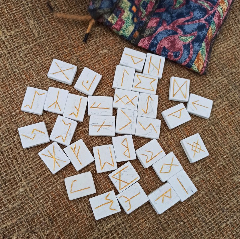 盎格鲁撒克逊符文集维京符文的白色大理石与亚麻袋33符石 - 其他 - 石頭 白色