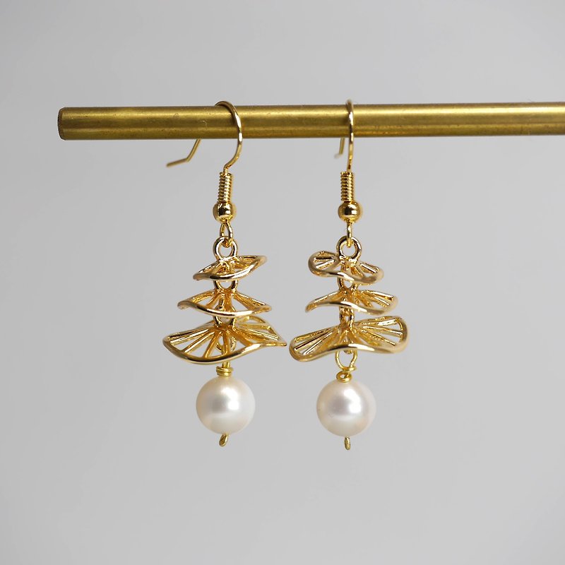 Skirt shake pearl earrings large natural freshwater pearls (can be changed ear clips) - Earrings & Clip-ons - Pearl Gold