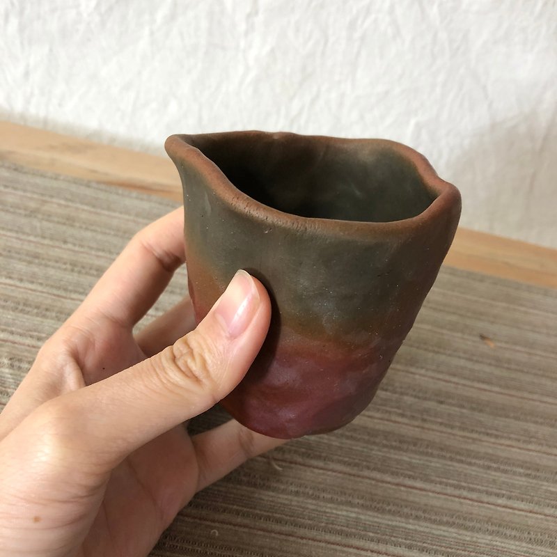 柴燒陶手作 自然成形的手捏杯 - 茶壺/茶杯/茶具 - 陶 咖啡色