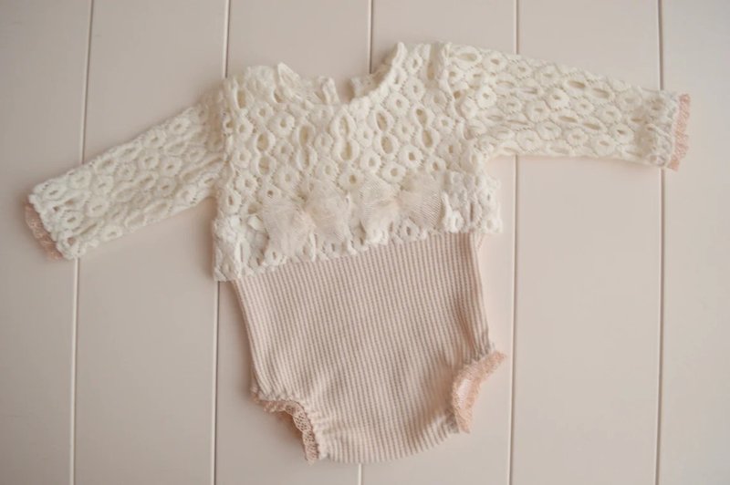 Cream lace newborn girl onesie for first photo shoot. - 男/女童禮服 - 其他材質 白色