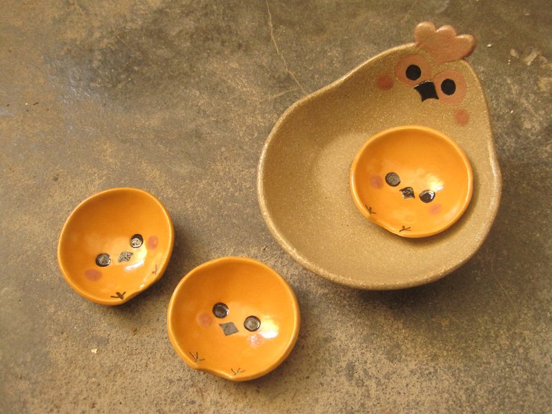 DoDo hand-made animal shape bowl-hen with chick (shallow bowl + chopstick holder dish*3) - ถ้วยชาม - ดินเผา สีเหลือง