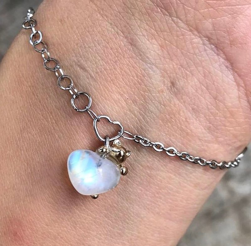 【Lost And Find】Natural  moonstone heart shaped bracelet - สร้อยข้อมือ - เครื่องเพชรพลอย สีน้ำเงิน
