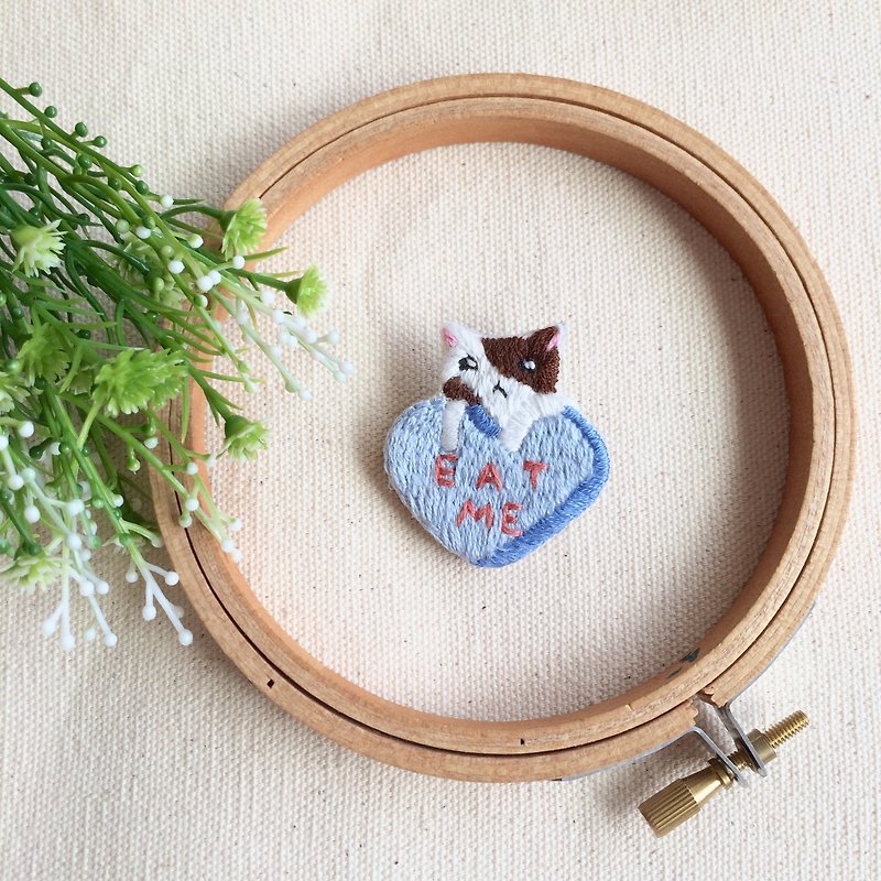 Hand-made embroidery * next points cat lying on love balloon pin - เข็มกลัด - งานปัก สีน้ำเงิน