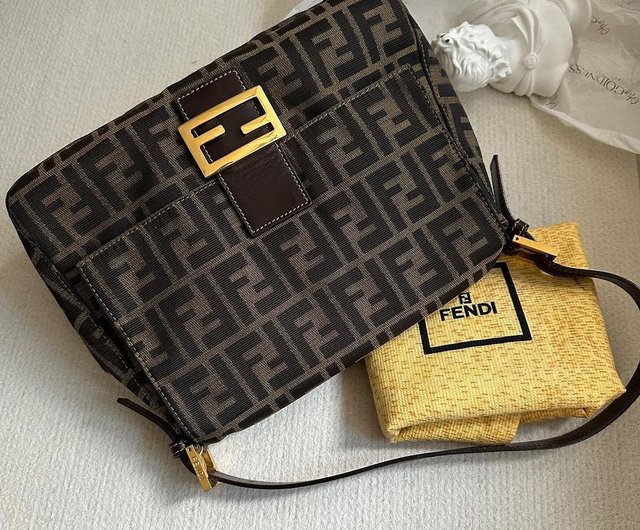 中古 バッグ FENDI フェンディ クラシックゴールドバックル ラージ バゲットバッグ マンマバゲット - ショップ Oh My Goldness  Vintage トートバッグ・ハンドバッグ - Pinkoi