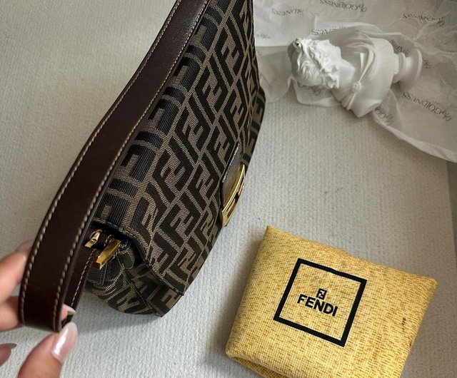 中古 バッグ FENDI フェンディ クラシックゴールドバックル ラージ バゲットバッグ マンマバゲット - ショップ Oh My Goldness  Vintage トートバッグ・ハンドバッグ - Pinkoi