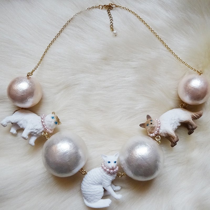 Sedmikrasky Cat x Big Pearl Necklace - สร้อยคอ - พลาสติก ขาว