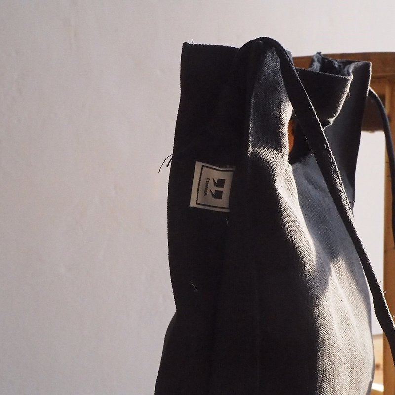 BLACK BOX BAG - กระเป๋าเป้สะพายหลัง - ผ้าฝ้าย/ผ้าลินิน สีดำ