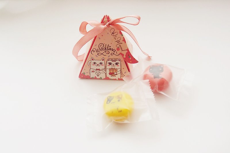 [結婚式]ピラミッドの甘いカップルで幸せニャー小さなオブジェクト - スナック菓子 - 食材 