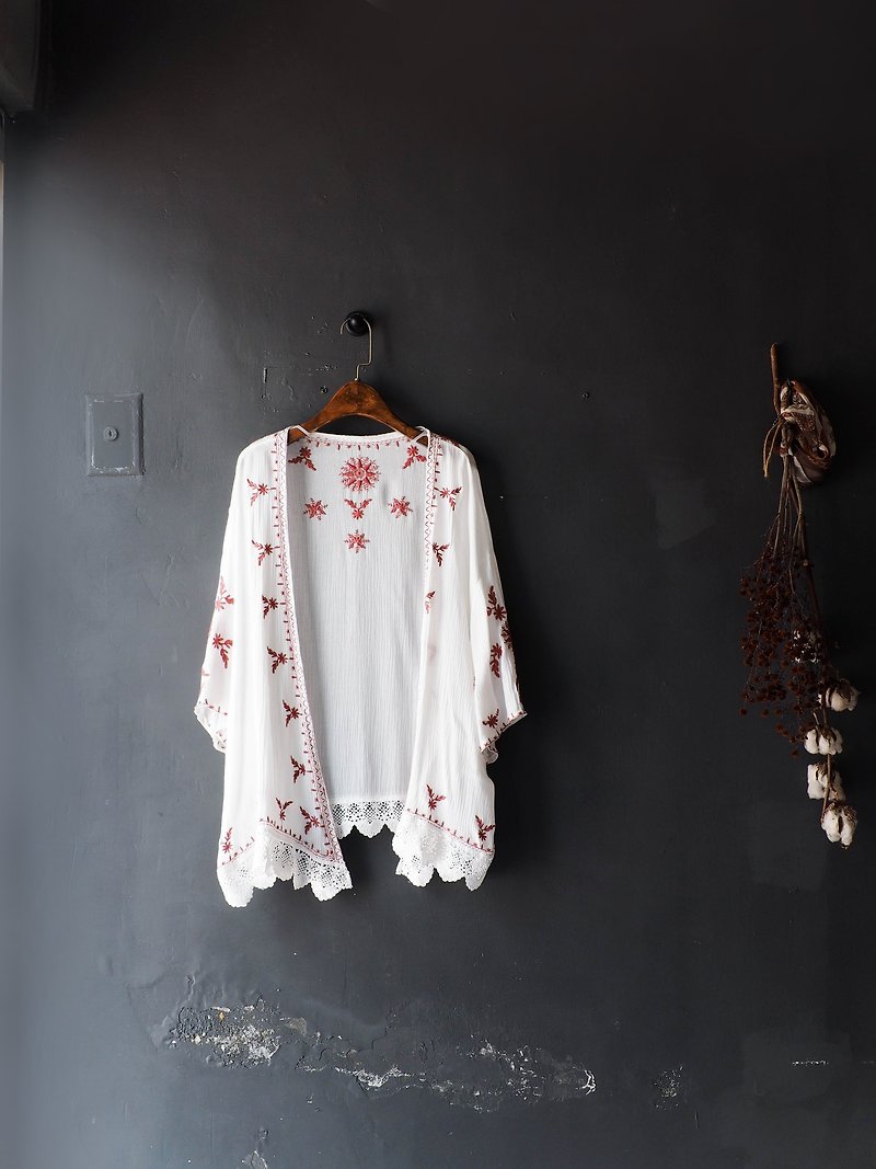 River Water Mountain - Yamaguchi Pure White Powder Embroidery Totem Love Girl Antique Cotton Top Jacket Blouse - เสื้อผู้หญิง - ผ้าฝ้าย/ผ้าลินิน ขาว