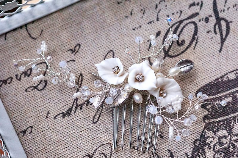 Calla Lily with Swarovski crystals bridal hair comb/Bridal headpiece