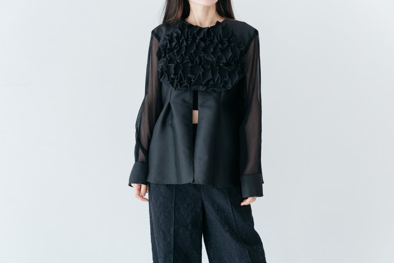 Elegance in Curve – Open Arch Embroidered Blouse 01 - 女襯衫 - 絲．絹 黑色
