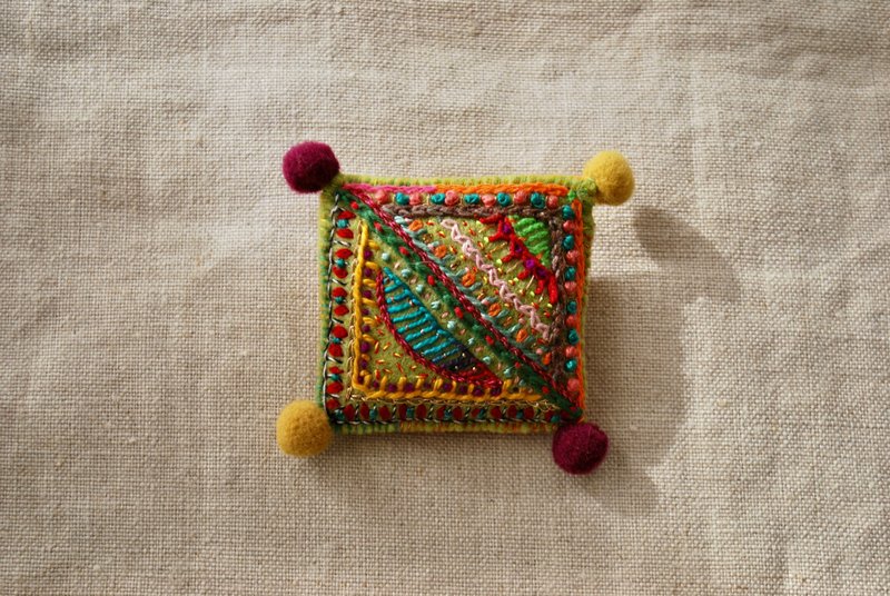 カラフル刺繍のポンポン四角ブローチ　黄緑ベース - 胸針 - 繡線 多色