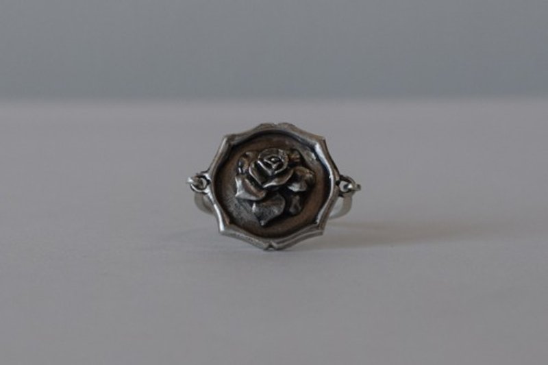 Rose Charm Ring - 戒指 - 其他金屬 