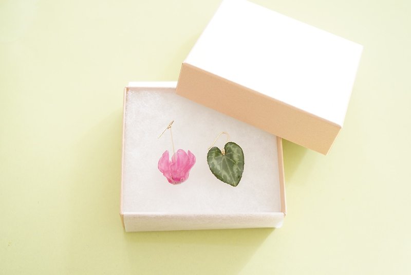 シクラメン花と葉ピアス - 耳環/耳夾 - 樹脂 粉紅色