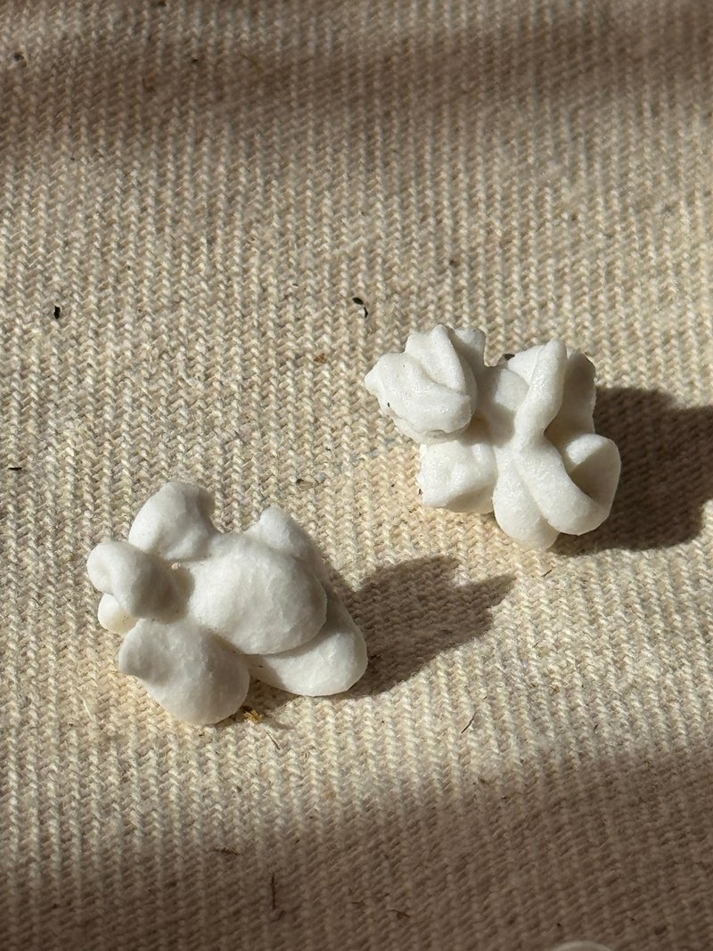 爆米花耳環 - 耳環/耳夾/耳骨夾 - 瓷 白色