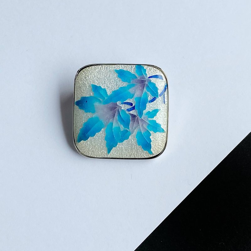 Autumn leaves [Amairo Sky Blue] Cloisonne brooch Pure silver-clad wired cloisonne - เข็มกลัด - วัสดุอื่นๆ สีน้ำเงิน
