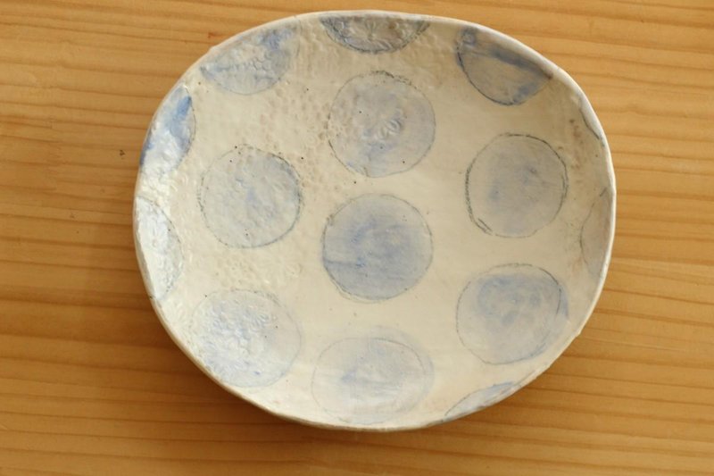 粉引きベビーブルーのドットのオーバル皿。 - 小皿 - 陶器 レッド
